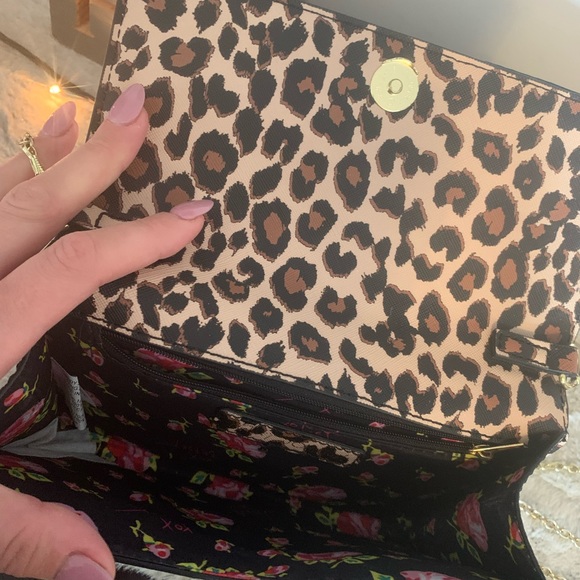 Betsey Johnson cheetah cross shoulder bag - Picture 4 of 4